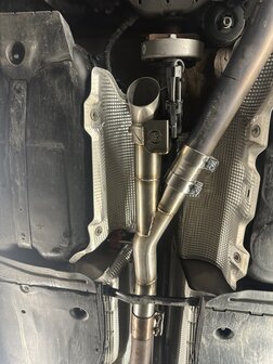 2020+ MK8 Golf R OEM akrapovic custom fit single Guerrilla Bypass, EXCLUSIEF INSTALLATIE