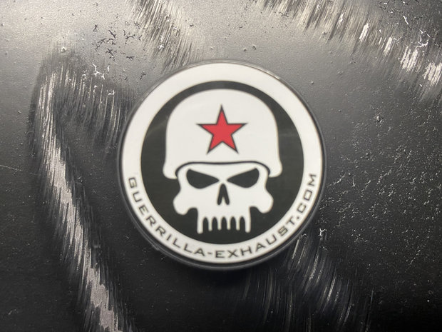 Guerrilla popsocket met wit-zwart Skull logo