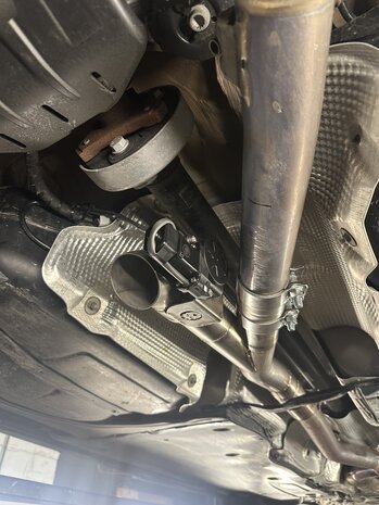 2020+ MK8 Golf R OEM akrapovic custom fit single Guerrilla Bypass, EXCLUSIEF INSTALLATIE