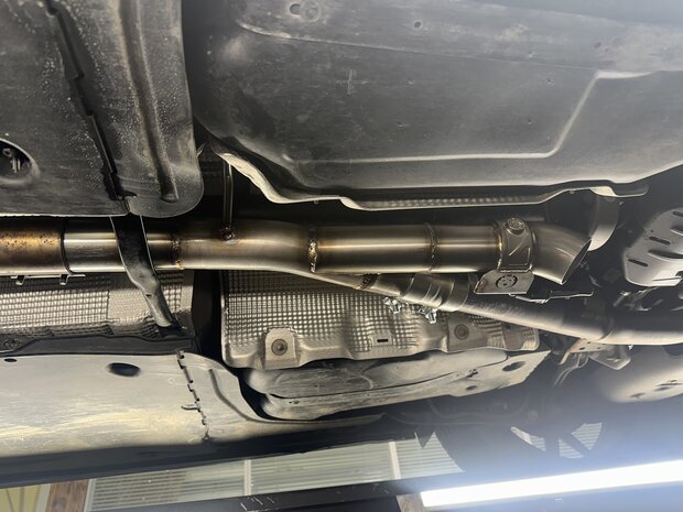 2020+ MK8 Golf R OEM akrapovic custom fit single Guerrilla Bypass, EXCLUSIEF INSTALLATIE